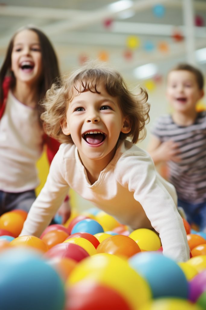 Niños felices jugando